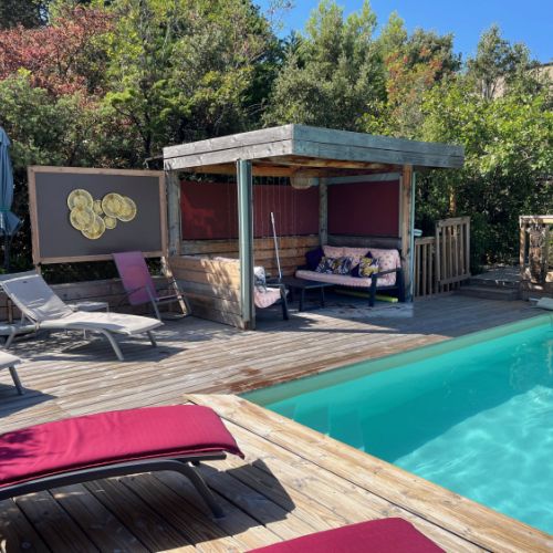 Bain de soleil près de la piscine